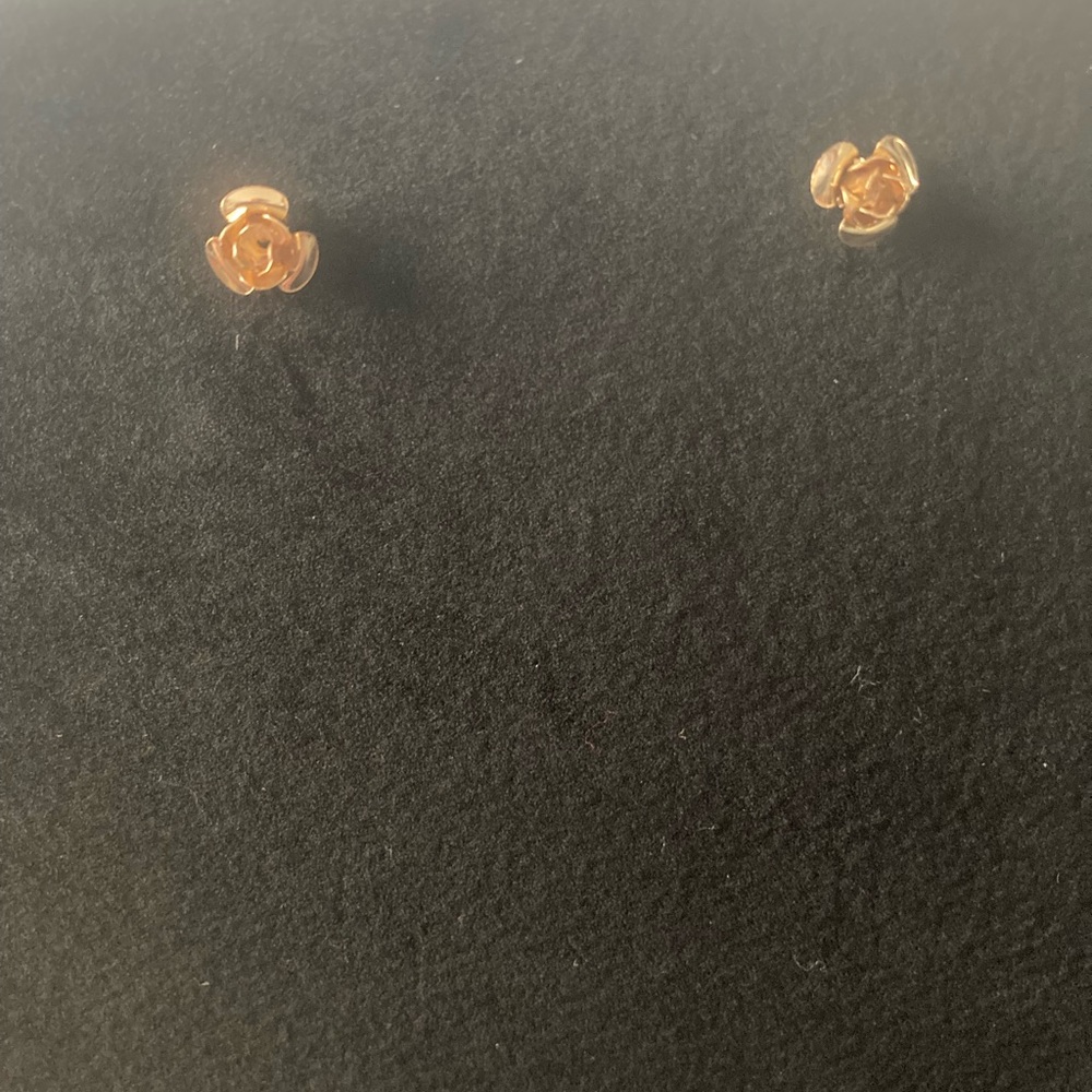 Gold metal rose stud earring